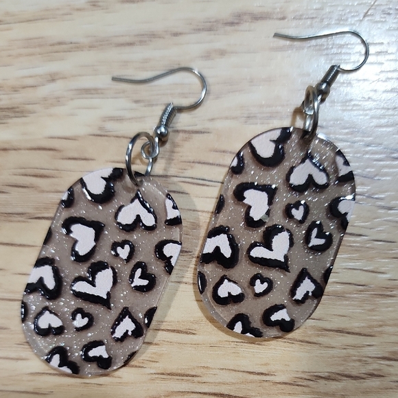 Handcrafted Resin Heart Pattern Earrings - Picture 1 of 2